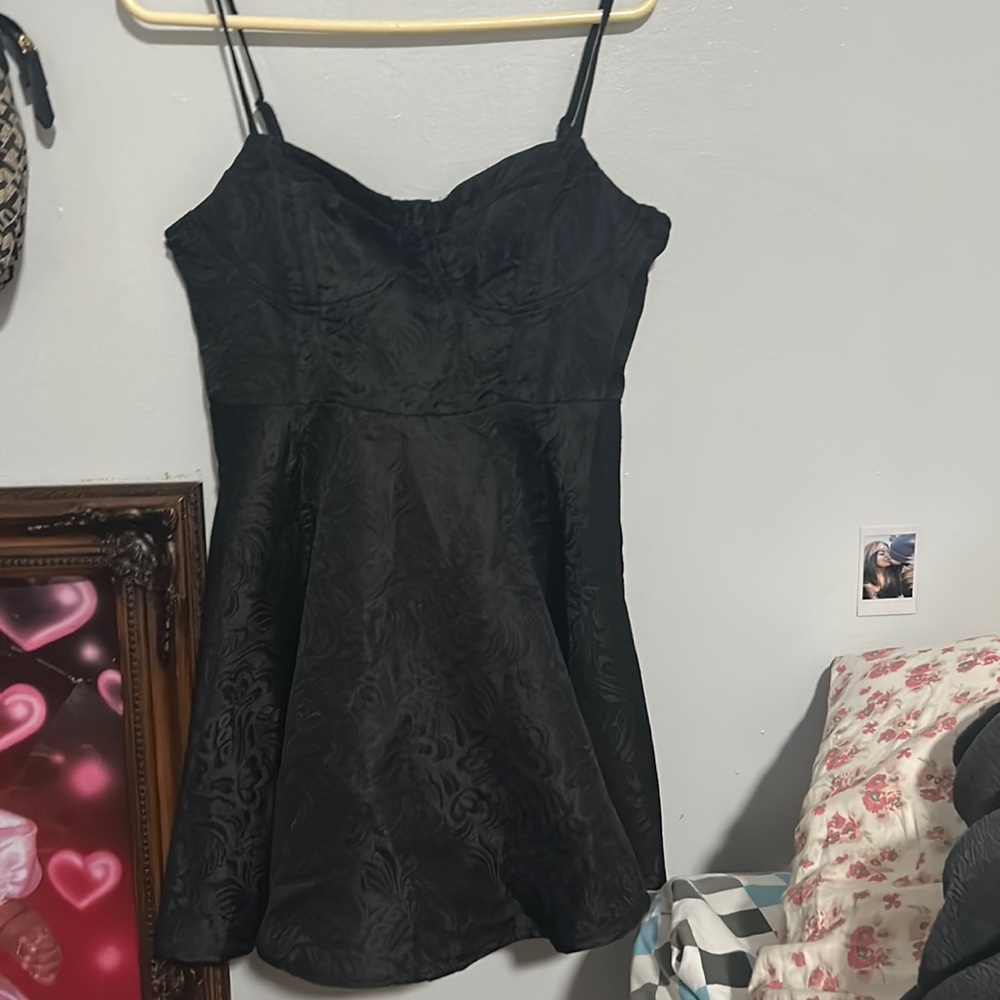Short black dress with design